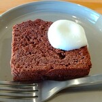 FUUTO COFFEE AND BAKE SHOP - サービスのチョコレートケーキ