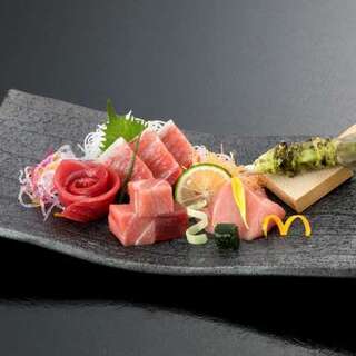 We have many popular menu items such as assorted sashimi and raw sea urchin sashimi!
