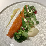 カーザデッラマンテ - サーモン(マス)の燻製、野菜や桃などが添えられてる