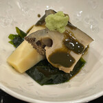 あま木 - 鮑と筍　ワカメ　肝ソース