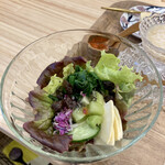 小さなスパイスカフェ totono - サラダ　キウイ、葉物お浸しも入ってます。