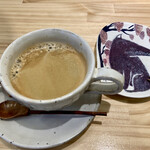 小さなスパイスカフェ totono - 恐ろしく美味しいコーヒー　動物柄の小皿