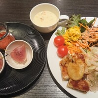 オールデイダイニング リモネ(リーガロイヤルホテル大阪) - 生ハムフルーツは苺…他のフルーツの方がよかった。苺とトマトのガスパッチョ、ポテトチャウダー、サラダに紅ズワイ蟹と白菜のマスタードマリネ、カジキのマリネ、BBQチキン