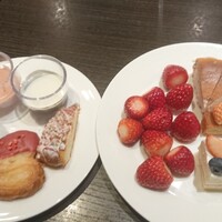 オールデイダイニング リモネ(リーガロイヤルホテル大阪) - スイーツは業務用が混じってたのでケーキはこの3種類(ショートケーキ、タルト、バスクチーズケーキ)だけがホテルメイド？餅も業務用っぽいけど和菓子だからいいか