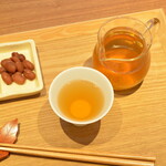 Chadokoro Ponpoko - 浅炒り棒ほうじ茶　ご注文を受けてから茶葉を焙じます。手作りのお茶請け付き。