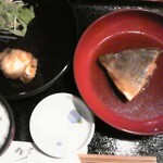 和貴味処 - おまかせ定食の煮魚と甘酢の魚のから揚げとご飯