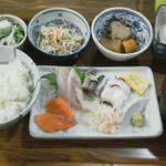 魚屋はちまき - 201301　はちまき　刺身（鮮魚盛り合わせ）（600円）