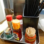 盛岡じゃじゃ麺きたいち - カウンターに置いてある調味料