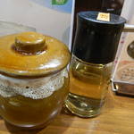 盛岡じゃじゃ麺きたいち - カウンターに置いてある調味料