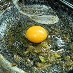 盛岡じゃじゃ麺きたいち - 卵を割ります