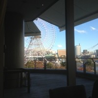 24/7 restaurant - テラス席も。夜は夜景が綺麗。