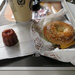 McDonald's - 友人はたぶんチキンのベーグルサンドとカヌレ