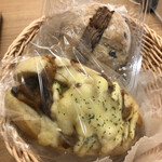 サンジェルマン - 炭火焼チキンと味噌ジンジャーオニオン（税抜280円）／トリプルチョコ（税抜250円）