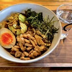Futatsubo Shokudou - 「 魯肉飯 」
                        やわらかく煮た豚バラ。出汁が染みていておいしい。
                        刻み海苔、刻み大葉、煮キャベツ、煮玉子と合わせて
                        味のバリエーションを楽しめれるのも嬉しい。
                        優しい味のどんぶりご飯にお腹も喜ぶ。