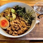 Futatsubo Shokudou - 「 魯肉飯 」
      やわらかく煮た豚バラ。出汁が染みていておいしい。
      刻み海苔、刻み大葉、煮キャベツ、煮玉子と合わせて
      味のバリエーションを楽しめれるのも嬉しい。
      優しい味のどんぶりご飯にお腹も喜ぶ。