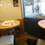 Himeji Baru - 店内はカウンター席と  テ－ブル席が4卓。