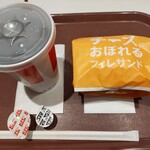 ケンタッキーフライドチキン - ドリンク写真:チーズにおぼれるフィレサンドとアイスコーヒーM