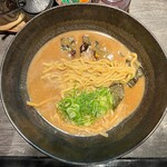 麺道 つよし - 平打ち縮れ太麺
