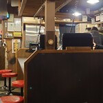 赤坂ふ～ちん - 店内一階中央のカウンター席。