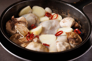 Shinsekaiyakinikuhorumompegopa - 牡蠣とマッシュルームのオイル焼き