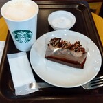 スターバックス・コーヒー - カフェラテとチョコケーキ