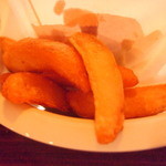 ハングリー - バーガーにはポテトフライが付いています。