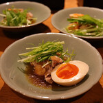 鉄板焼鳥 くちばし - (冷菜)大分県産冠地鶏のもも肉の鶏白湯スープ湯引き