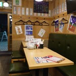 Gyouzano Sakaba Taiyou Hoeru - 入口脇のテーブル席