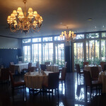 リストランテ 錦ケ丘 - 店内。後客は個室利用と、大広間利用のが1組づつで、けっきょくこの空間はヨウジロウのかしきりに