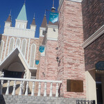 リストランテ 錦ケ丘 - お店へは画面右手から。ここで結婚式もあげることができるようミャ