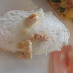 リストランテ 錦ケ丘 - ●前菜でラスク状バゲットにはちみつ、さらにゴルゴンゾーラチーズがてんこ盛りなカナッペ。チーズ好きにたまらない味ミャ