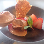 リストランテ 錦ケ丘 - ●チョコレートのジェラート・ベリーソース添えはやわらかな口溶け、なめらかな舌触り、頭がきーんとならないけどつめたい適温さが◎。いちご、ブルーベリーもフレッシュ。フロランタンアマンドつき