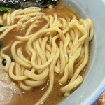 横浜家系ラーメン 平田屋 - 林製麺の中太麺はちょっと太く短め。