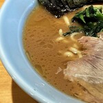 横浜家系ラーメン 平田屋 - 豚骨感強めで濃いスープ。