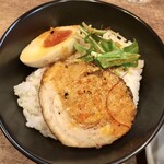 らーめん子うさぎ - ライスに焼豚と味玉を乗せて