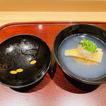 日本料理 柳燕 - 蓋の裏には小判の絵柄でシャレが効いています。スッポンの出汁同様蛤の出しの美味しいこと！仄かな甘みも感じます。