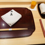 日本料理 柳燕 - テーブルセッティング: 畳マットのスマホ置き　　(右側)があるのが気が利いています！(瓶で出されるみかんジュースがメチャクチャ美味しかったです！)