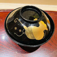 日本料理 柳燕 - 吸物椀: 宝袋？小槌？の柄でしょうか？