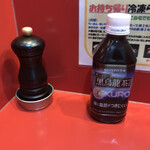 麺屋 桐龍 - 卓上調味料のブラックペッパーと店前の自販機で買った黒烏龍茶