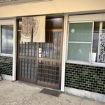 谷本うどん - 店舗入口。
      営業中を示すものはこの3点セット。