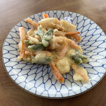 谷本うどん - かき揚げ、インゲン豆入り。