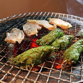 【칠륜×숯불】 테이블의 칠륜에서 구워 즐기는 닭 요리.