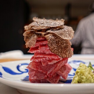 様々なアレンジで魅せる黒毛和牛。時季折々のコース料理に舌鼓。