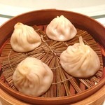 南翔饅頭店 - 今日は小籠包が４種だぁ！
      上海蟹肉入
      豚肉入
      鮑入
      