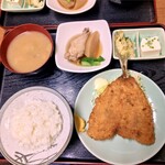 十八番 - 活アジフライ、鳥手羽元と大根煮定食。¥850。