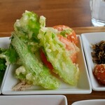 Terra - 野菜の天ぷら　少し色のついた塩が添えられています。