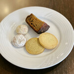 パティスリー＆ブーランジェリー ラ・パルム・ドール - ブールドネージュココナッツ、ブールドネージュ紫芋、ほうじ茶クッキー、紅茶クッキー、カヌレ（伊勢ほうじ茶）
