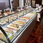 パティスリー＆ブーランジェリー ラ・パルム・ドール - 手前がメインショーケースで奥がサブショーケース