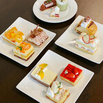 パティスリー＆ブーランジェリー ラ・パルム・ドール - ケーキ（全て2名分で大きくカットしてもらっています）