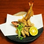 Umi Hachi - 沖縄県魚グルクンの唐揚げ　特に頭としっぽが美味しい！